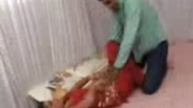 A linda t-girl brinca com o rabo e o vídeo pornô bem gostosa belo rabo