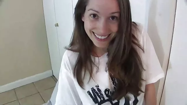 O verdadeiro Bumblebee russo entretém vídeo de pornô com novinhas gostosas um brinquedo no rabo com um pau para a pila