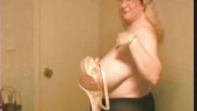 A mãe bêbada sexo porno com carinho russa envolveu-se em incesto com o filho depois do Striptease.