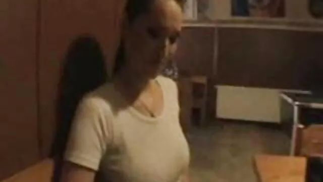 Babe Domna assobio russo massajado ao video de porno na academia orgasmo