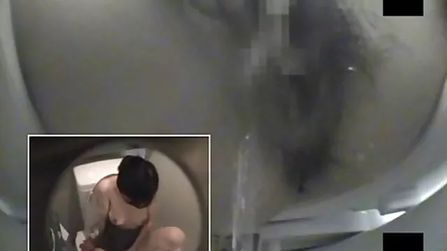 Sete milionários filmaram duas prostitutas para o vídeo pornô buceta anal gangbang.
