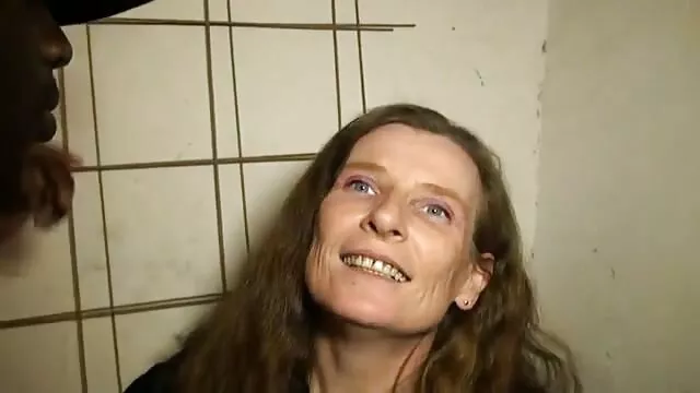 Uma rapariga video porno de primo e prima grávida a dançar em frente à webcam com um vestido de látex apertado.