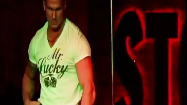A ruiva Mariah partilha uma pila vídeo pornô com as coroas gostosas com a busty lavender.