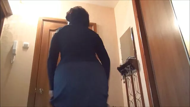 A modelo vídeo pornô brasileiro morena Ruiva monta a pila do barman.