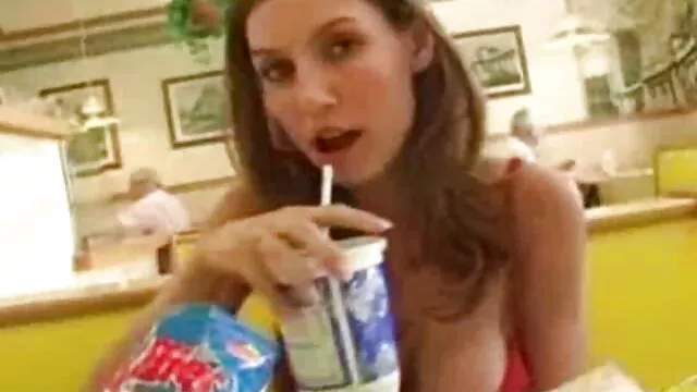 A ruiva russa vídeo pornô mulher transando bem gostoso de olhos grandes gosta de chupar a pila de um homem.