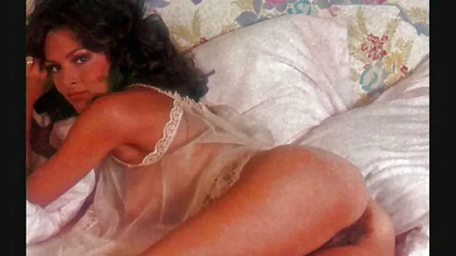 A xvídeos pornô com gordinha Colegial mostra o rabo nu no Skype.